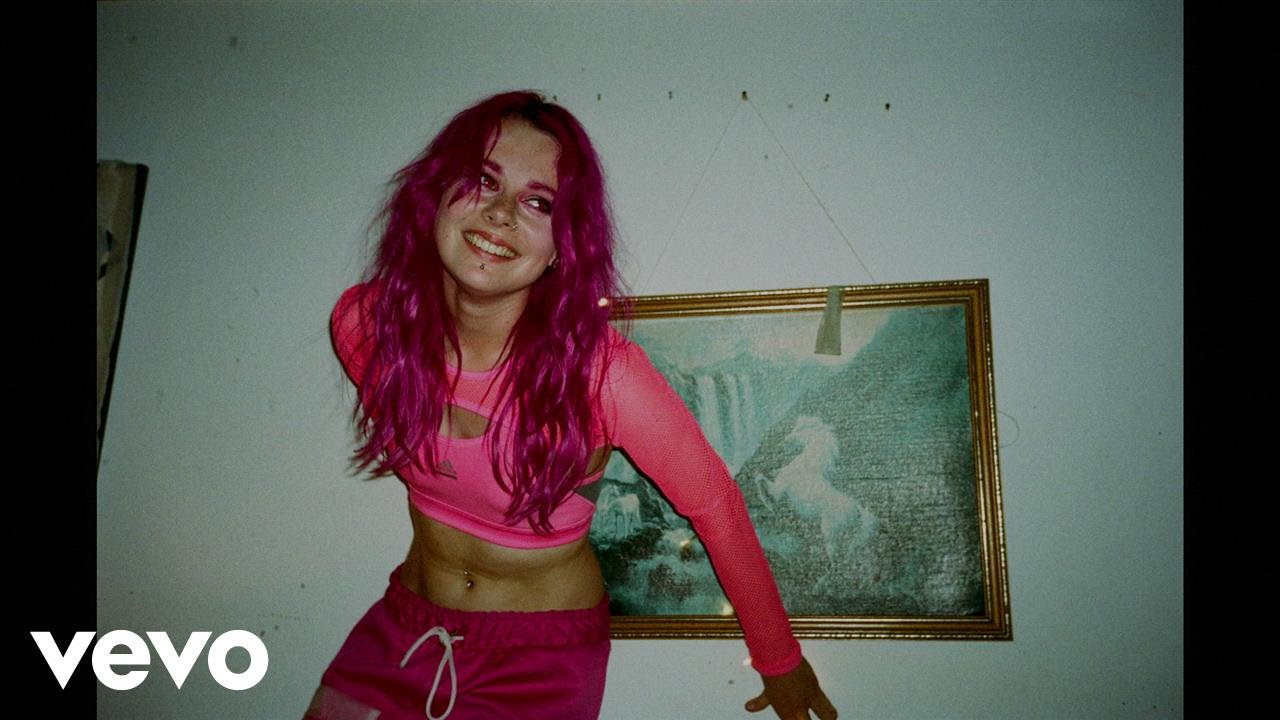 GIRLI - Girl I Met On The Internet
