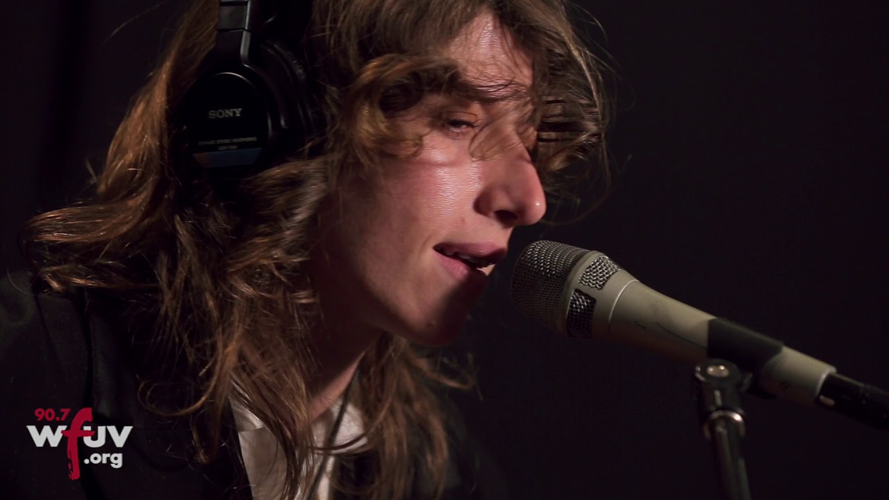 Aldous Harding - "Treasure" (Live at WFUV)
