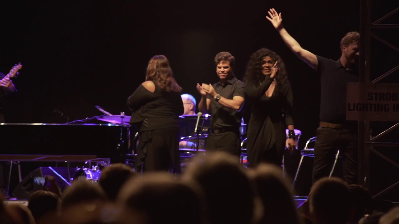 GIAF19 - Burt Bacharach and Paddy Hanna sing Raindrops Keep Falling on My Head