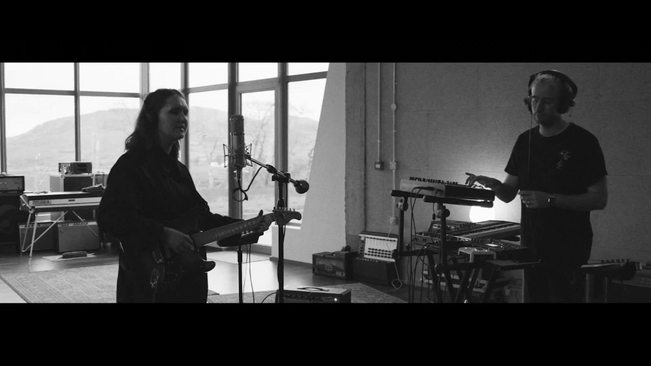 Lilla Vargen // Hold On (Live at Attica Studios)