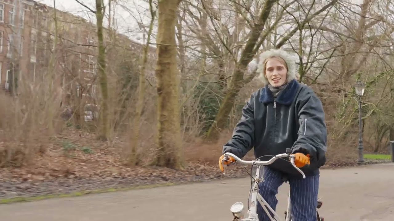 Holly Munro - New Years Moon  (Official Video)